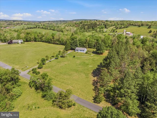 254 OLD MILL MANOR DR, Berkeley Springs, WV 25411