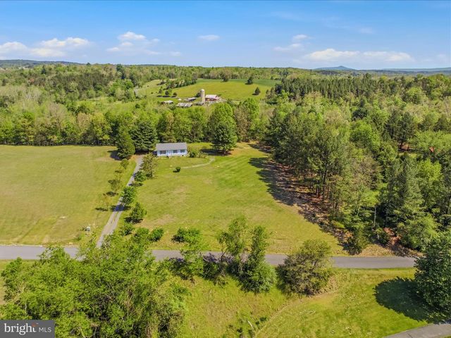 254 OLD MILL MANOR DR, Berkeley Springs, WV 25411