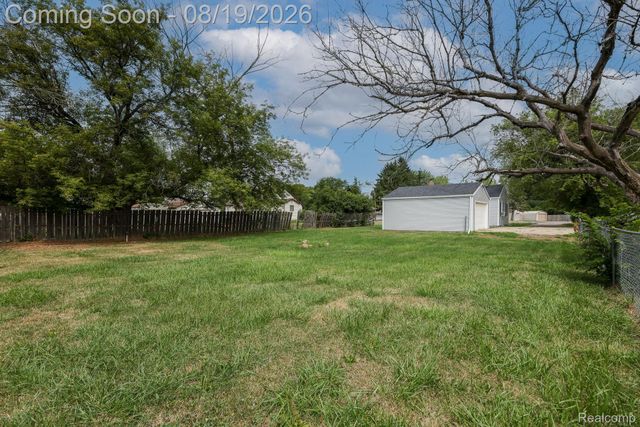 5318 E Bristol Road S, Burton, MI 48519