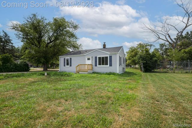 5318 E Bristol Road S, Burton, MI 48519