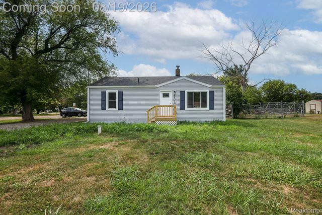 5318 E Bristol Road S, Burton, MI 48519