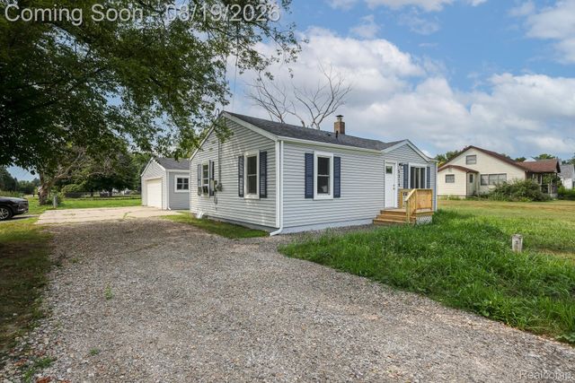 5318 E Bristol Road S, Burton, MI 48519
