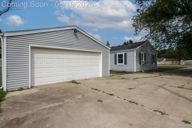 5318 E Bristol Road S, Burton, MI 48519