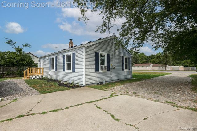 5318 E Bristol Road S, Burton, MI 48519