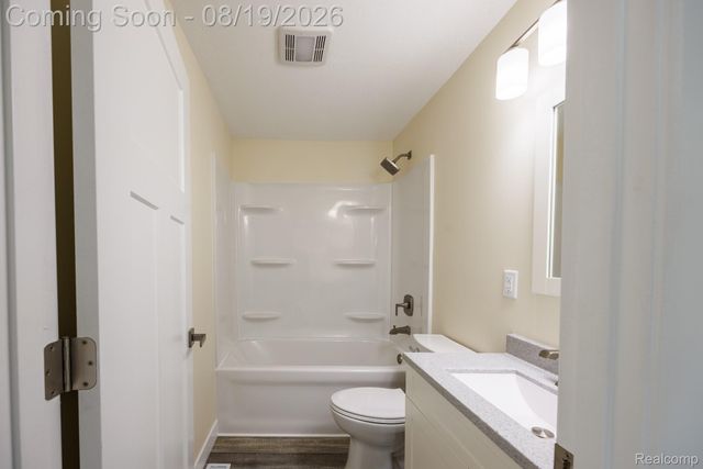 5318 E Bristol Road S, Burton, MI 48519