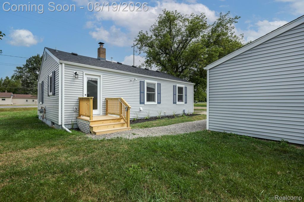 5318 E Bristol Road S, Burton, MI 48519