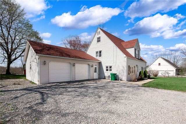 431 Sunset Dr, Center Twp, PA 16001