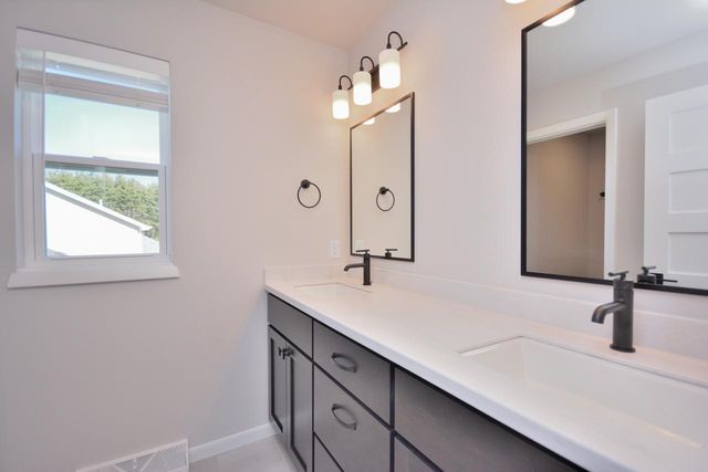 605 Standing Stone DRIVE, Waukesha, WI 53189