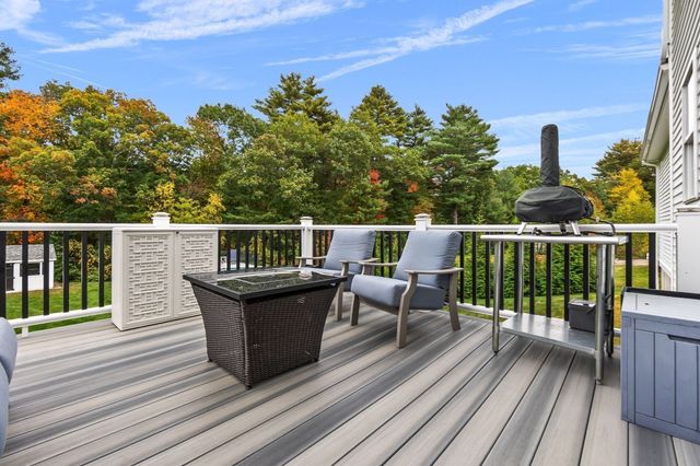 33 Oak Ledge Cir, Rowley, MA 01969