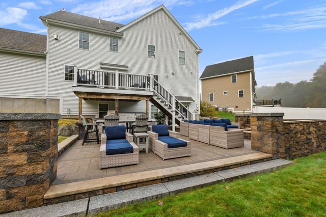 33 Oak Ledge Cir, Rowley, MA 01969