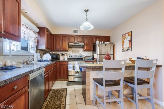 13 Val Sumo Ln, Newark City, NJ 07105