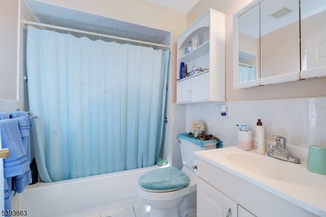 13 Val Sumo Ln, Newark City, NJ 07105