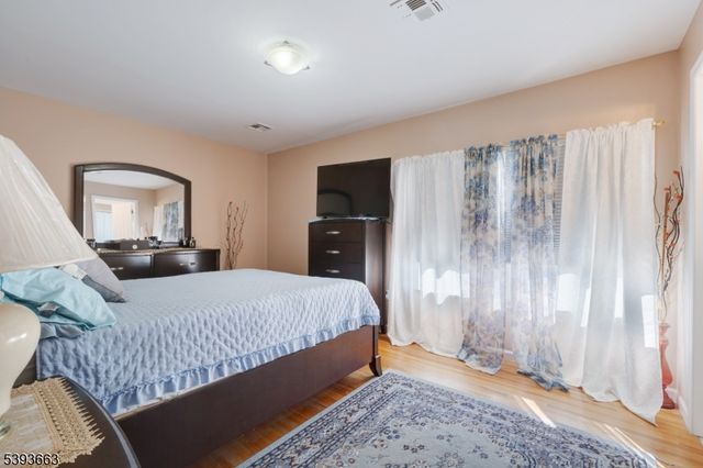 13 Val Sumo Ln, Newark City, NJ 07105