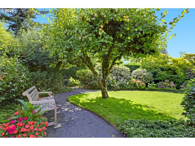3484 Sw BRENTWOOD Dr, Portland, OR 97201