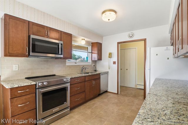 16850 Surrey Street, Livonia, MI 48154