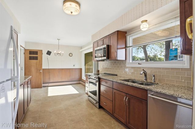 16850 Surrey Street, Livonia, MI 48154