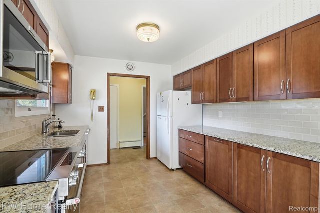 16850 Surrey Street, Livonia, MI 48154
