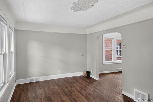 9297 Mckinney Street, Detroit, MI 48224