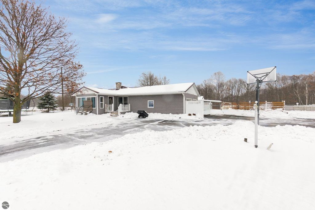288 30th Avenue, Six Lakes, MI 48886