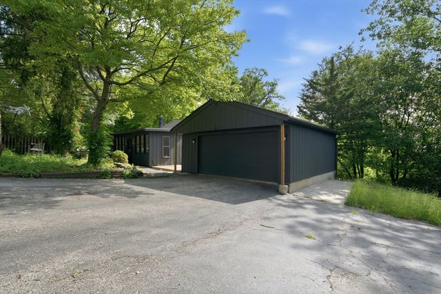 306 N Cresthill Avenue, Mchenry, IL 60051