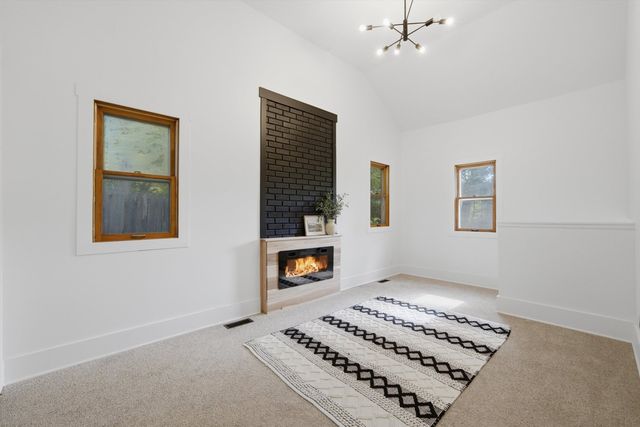306 N Cresthill Avenue, Mchenry, IL 60051