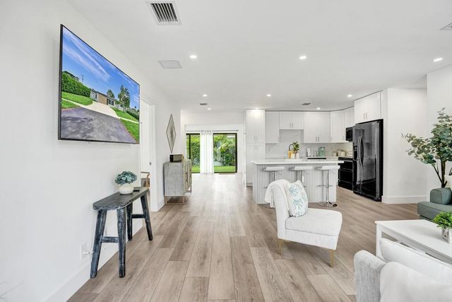 1001 SE 13th Court, Deerfield Beach, FL 33441
