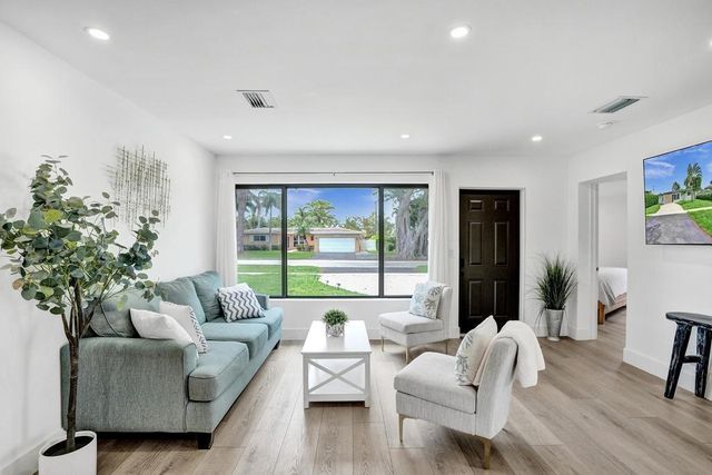 1001 SE 13th Court, Deerfield Beach, FL 33441