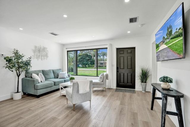 1001 SE 13th Court, Deerfield Beach, FL 33441