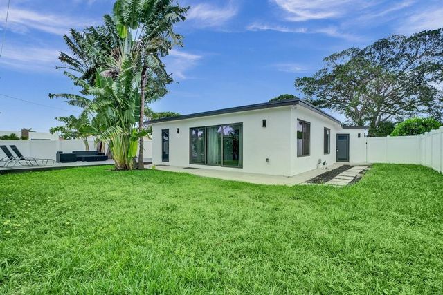 1001 SE 13th Court, Deerfield Beach, FL 33441