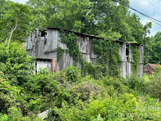 1771 Hughes Gap Road, Bakersville, NC 28705