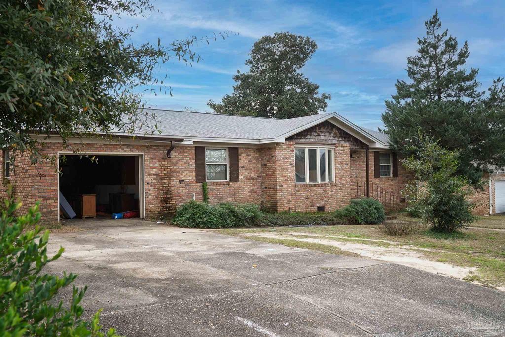 2031 Broyhill Ln, Pensacola, FL 32526