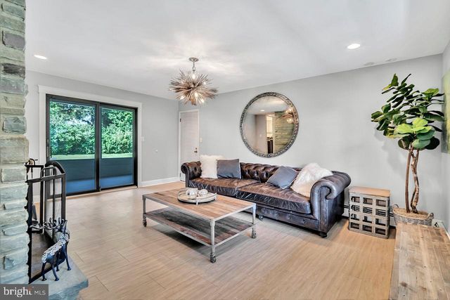 4 LARKSPUR LN, Lawrence, NJ 08648