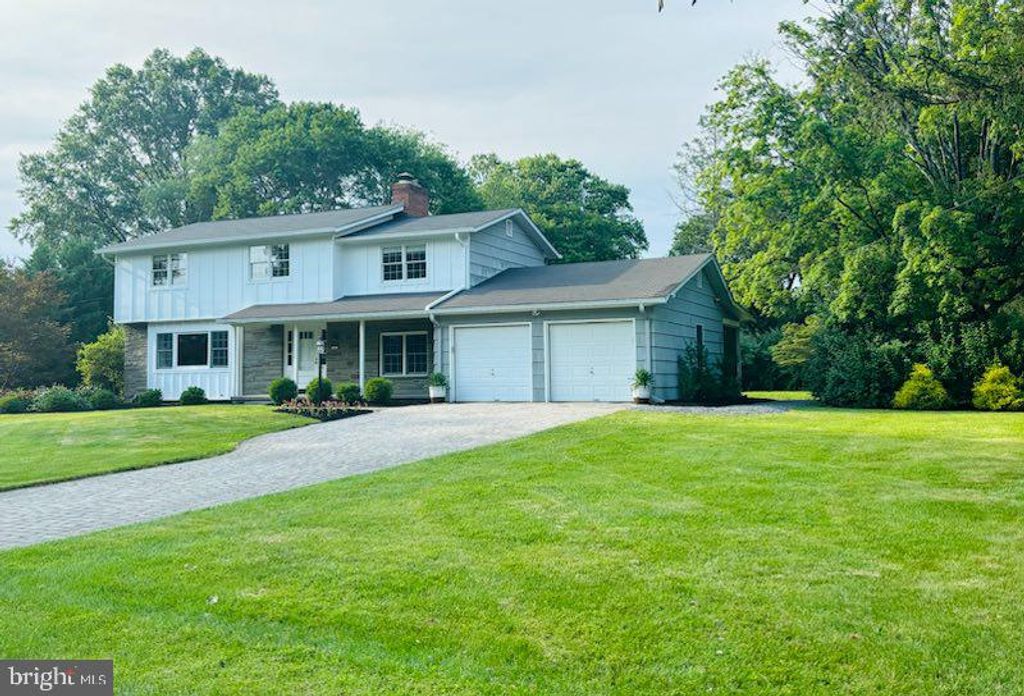 4 LARKSPUR LN, Lawrence, NJ 08648
