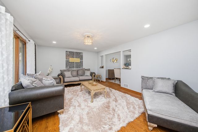 7435 W 157th Street, Orland Park, IL 60462