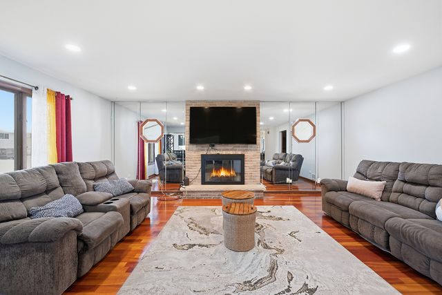 7435 W 157th Street, Orland Park, IL 60462