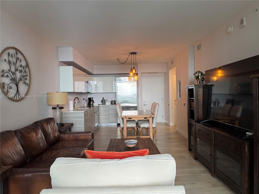 1300 Brickell Bay Dr 1808, Miami, FL 33131