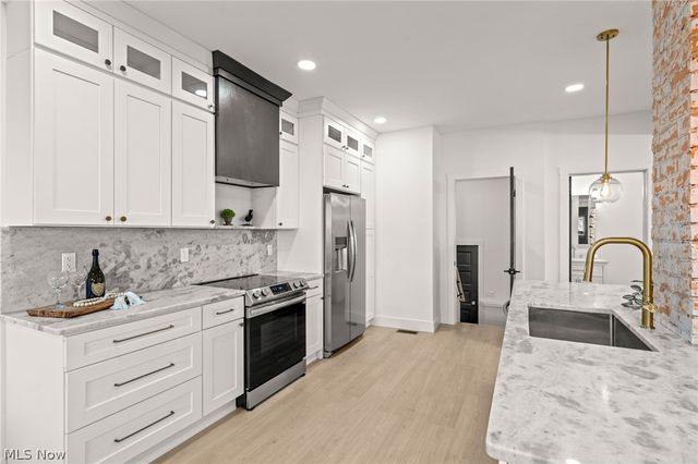 1422 W 77th Street, Cleveland, OH 44102