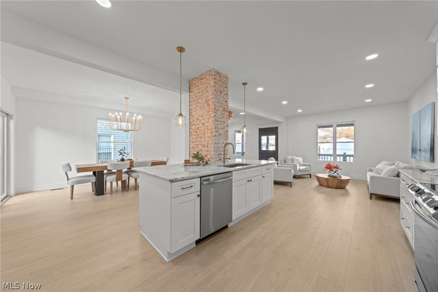 1422 W 77th Street, Cleveland, OH 44102