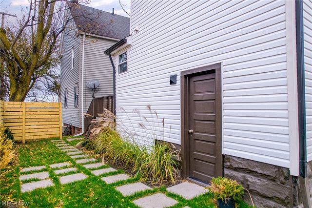 1422 W 77th Street, Cleveland, OH 44102