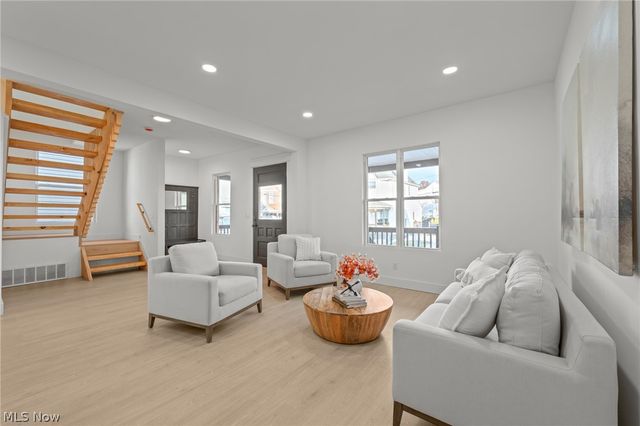 1422 W 77th Street, Cleveland, OH 44102