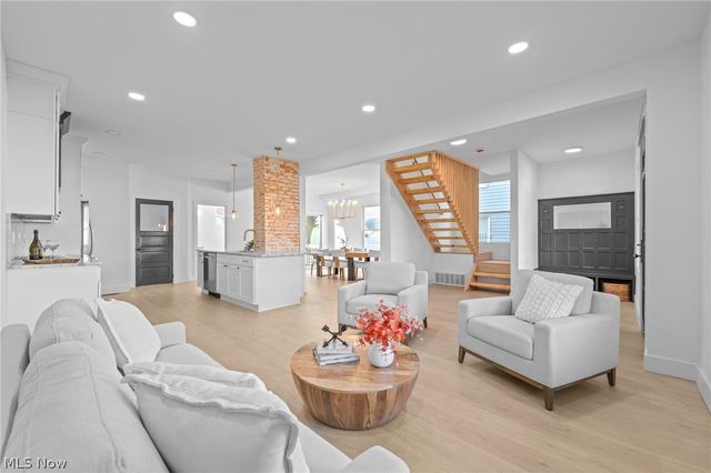 1422 W 77th Street, Cleveland, OH 44102