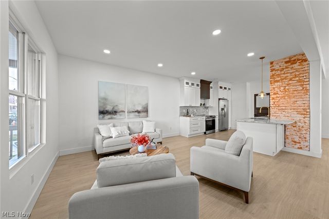 1422 W 77th Street, Cleveland, OH 44102