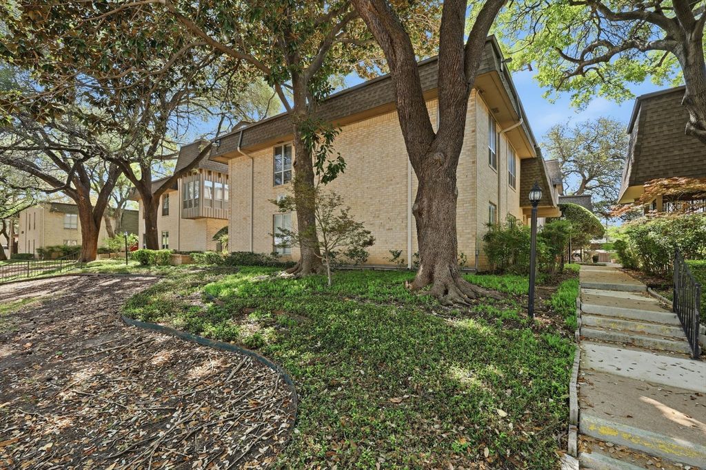 4320 Bellaire Drive S 240W, Fort Worth, TX 76109