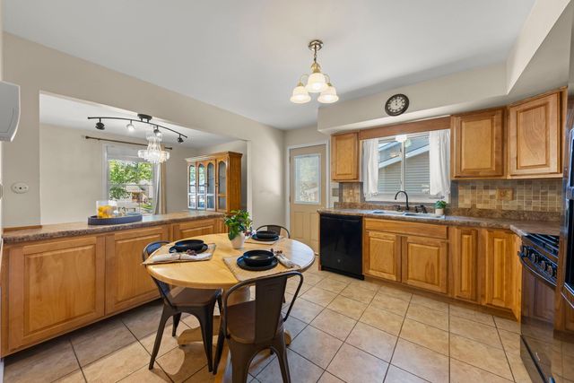 409 Maple Lane, Darien, IL 60561