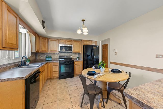 409 Maple Lane, Darien, IL 60561