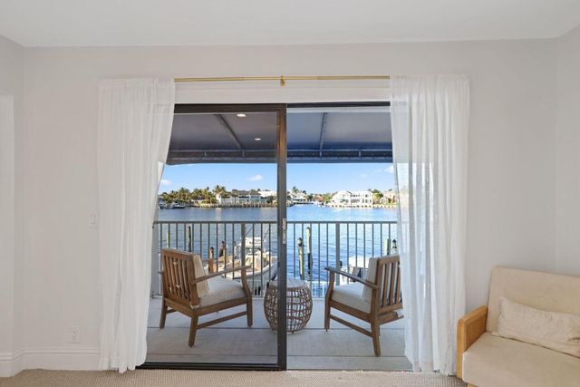 483 Pelican Way, Delray Beach, FL 33483