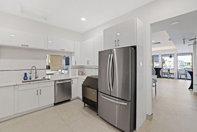 483 Pelican Way, Delray Beach, FL 33483