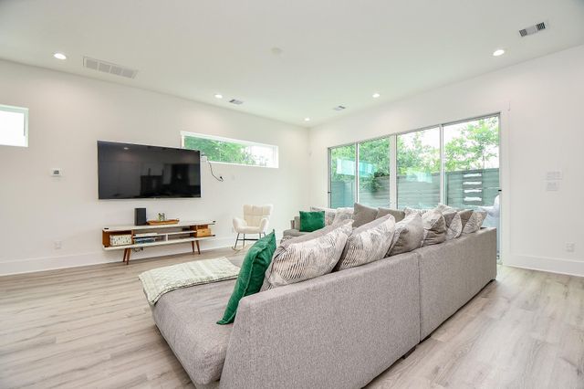 7603 Jacquelyn Gardens Lane, Houston, TX 77055