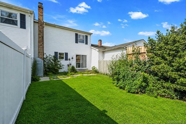 5 Hampton Court, Coram, NY 11727