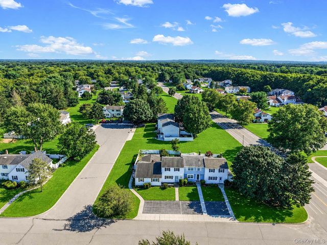 5 Hampton Court, Coram, NY 11727